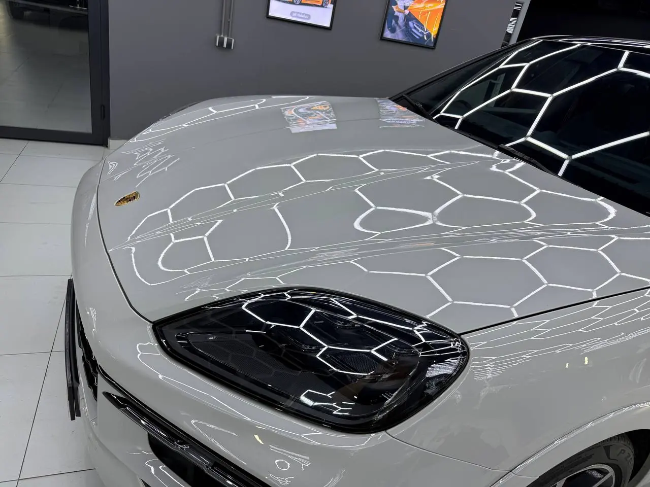 Оклейка Porsche Cayenne GTS в полиуретановую пленку 230 мкм: максимальная защита для максимального автомобиля